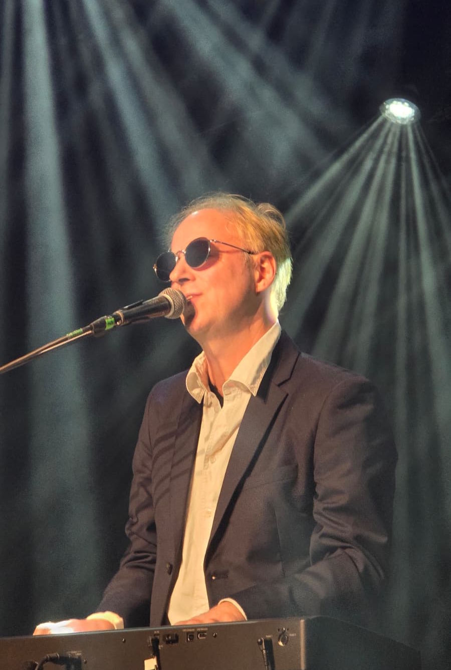 Philipp Mauritz mit seiner Berliner Pop-Band Spätkauf bei einem Konzert im Waschhaus Potsdam