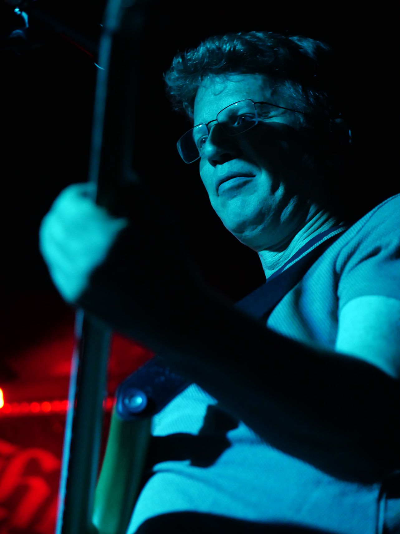 Bassist Stefan Schwabe von der Berliner Pop-Band Spätkauf bei einem Konzert im Wild At Heart