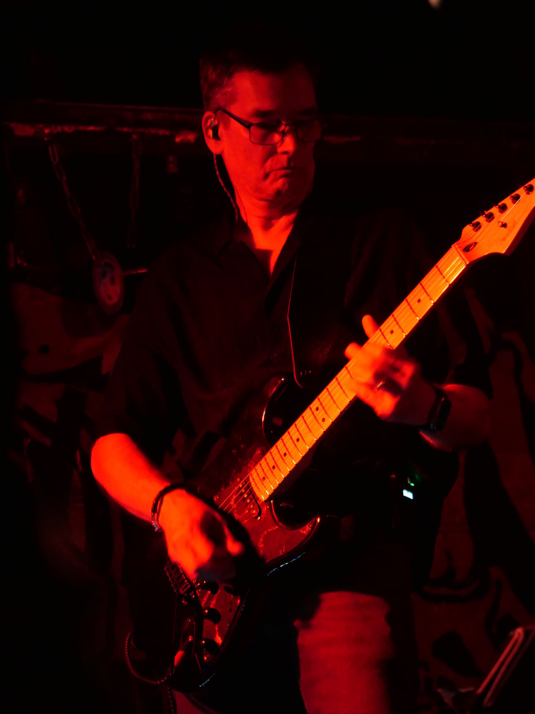 Gitarrist Martin Völkel von der Berliner Pop-Band Spätkauf bei einem Konzert im Wild At Heart